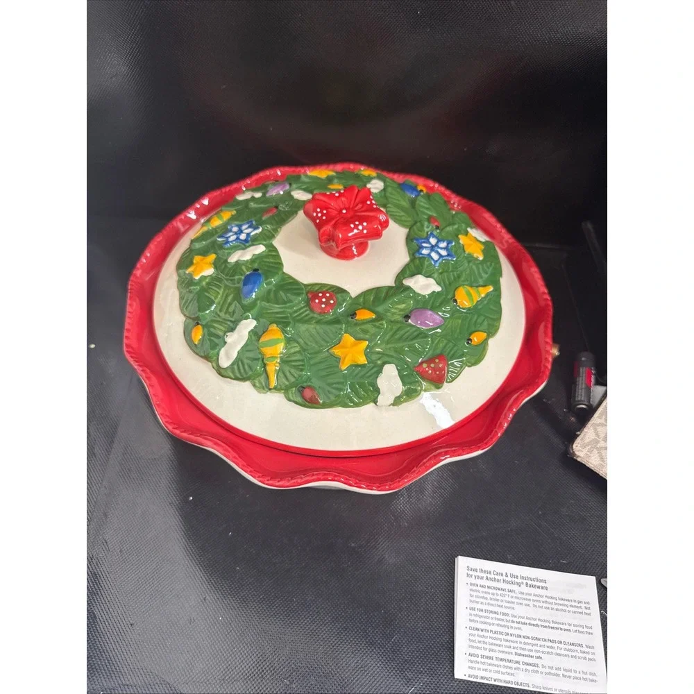 Temp-tations Figural Christmas Pie Dish with Wreath Lid Red Ceramic BakerPPP-HLD